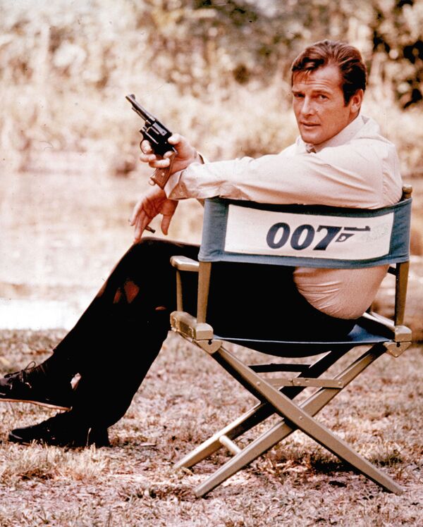 Roger Moore en el set de Vive y deja morir, de 1973. - Sputnik Mundo