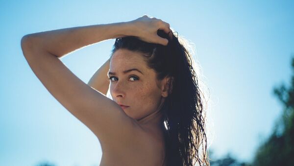 una chica mirando a cámara una chica mirando a cámara - Sputnik Mundo