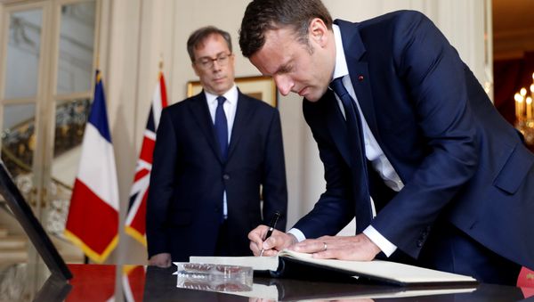 Emmanuel Macron, presidente de Francia, firmando el ibro de condolencias abierto tras el atentado en Mánchester Emmanuel Macron, presidente de Francia, firmando el ibro de condolencias abierto tras el atentado en Mánchester - Sputnik Mundo