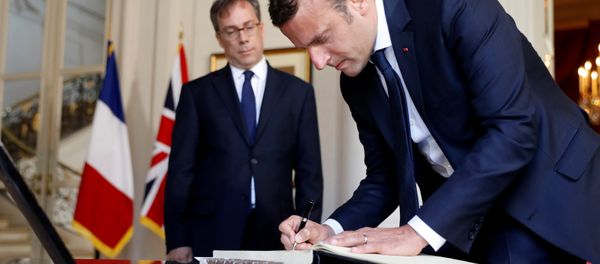 Emmanuel Macron, presidente de Francia, firmando el ibro de condolencias abierto tras el atentado en Mánchester - Sputnik Mundo
