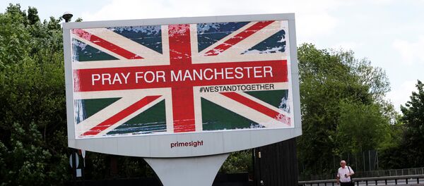 La cartel que dice Reza por Mánchester - Sputnik Mundo