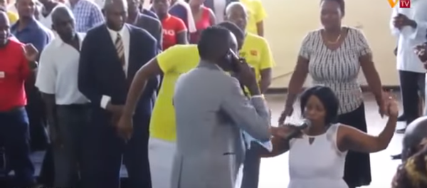 Un pastor 'habla' con Dios frente a los creyentes - Sputnik Mundo