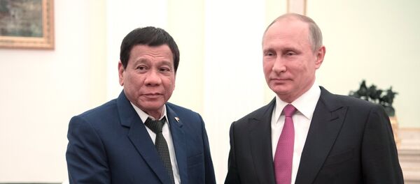 El presidente de Rusia, Vladímir Putin, y su homólogo filipino, Rodrigo Duterte, discutieron los temas bilaterales - Sputnik Mundo