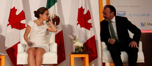 Chrystia Freeland, ministra de Asuntos Exteriores de Canadá, y Luis Videgaray, canciller de México - Sputnik Mundo