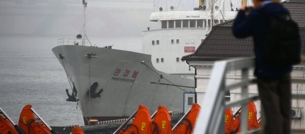 Ferri norcoreano Man Gyong Bong en el puerto ruso de Vladivostok - Sputnik Mundo