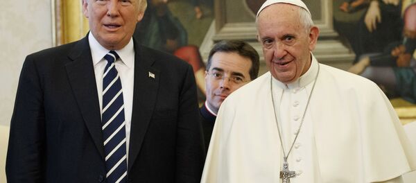 Donald Trump, presidente de EEUU, y el Papa Francisco en el Vaticano - Sputnik Mundo