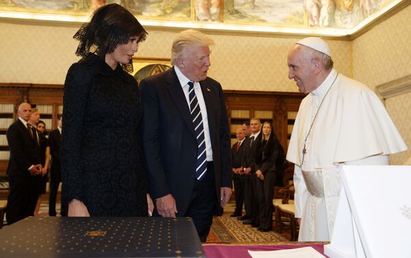 Donald Trump,presidente de EEUU, Melania Trump y el Papa Francisco Donald Trump,presidente de EEUU, Melania Trump y el Papa Francisco - Sputnik Mundo