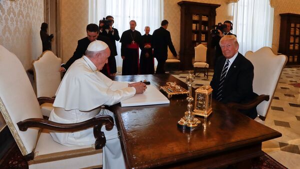 Donald Trump, presidente de EEUU, y el Papa Francisco - Sputnik Mundo