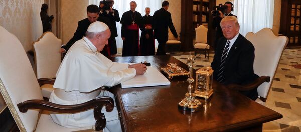 Donald Trump, presidente de EEUU, y el Papa Francisco - Sputnik Mundo