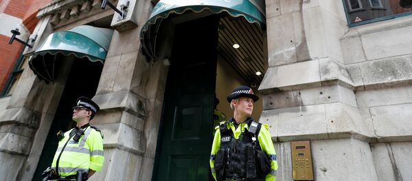La policía de Mánchester cerca del evacuado complejo residencial en el centro de la ciudad - Sputnik Mundo