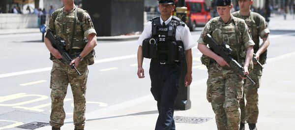 Soldados y agente de policía en la ciudad de Mánchester - Sputnik Mundo