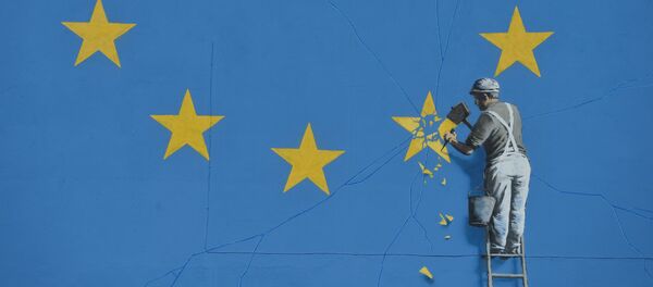 Graffiti de Banksy con la bandera rota de la UE Graffiti de Banksy con la bandera rota de la UE - Sputnik Mundo