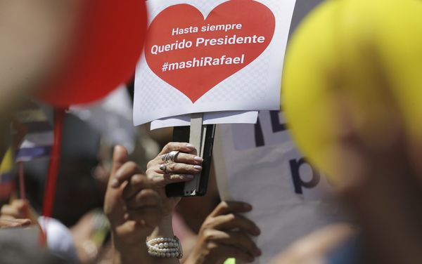 Personas agradeciendo a Rafael Correa, presidente saliente de Ecuador - Sputnik Mundo