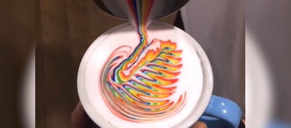 El dueño de una cafetería de Corea del Sur crea el 'arte de la crema' en sus cafés - Sputnik Mundo