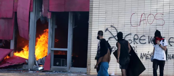 Manifestantes contra Temer incendian sede del Ministerio de Agricultura de Brasil Manifestantes contra Temer incendian sede del Ministerio de Agricultura de Brasil - Sputnik Mundo