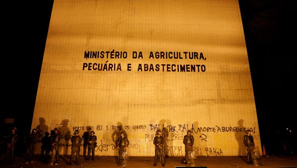 Soldados brasileños protegen el Ministerio de Agricultura Soldados brasileños protegen el Ministerio de Agricultura - Sputnik Mundo