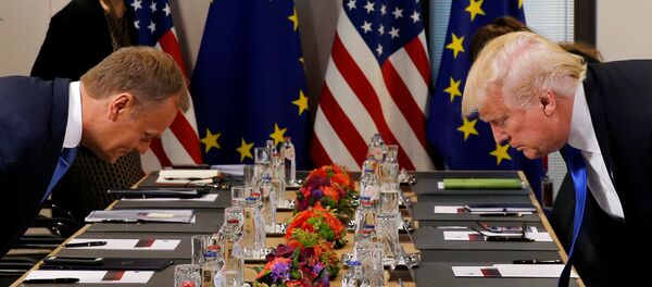 Presidente del Consejo Europeo, Donald Tusk, y presidente de EEUU, Donald Trump - Sputnik Mundo