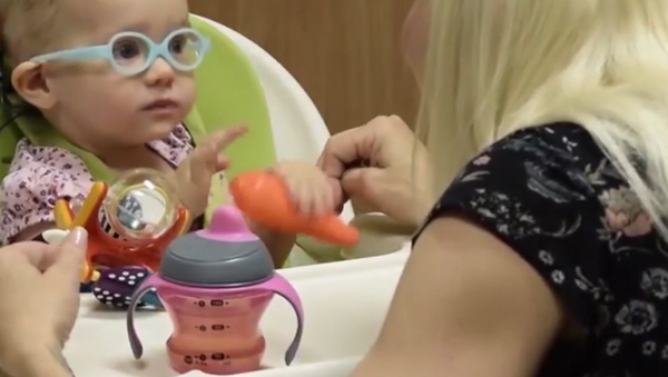 Una niña sorda escucha la voz de su padre - Sputnik Mundo