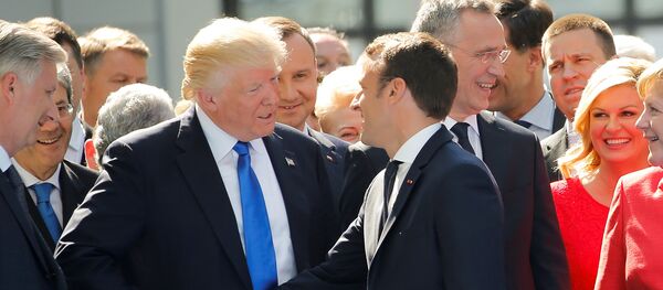 Emmanuel Macron, presidente de Francia, y su homólogo estadounidense, Donald Trump - Sputnik Mundo