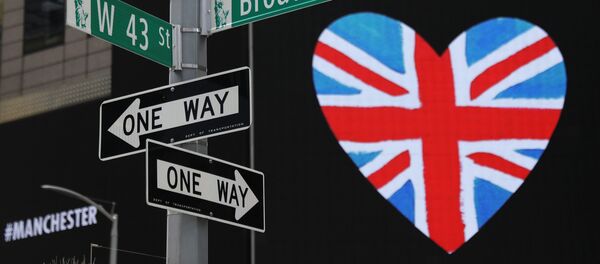 El homenaje en Times Square, Nueva York, a las víctimas del atentado del 22 de mayo en Mánchester - Sputnik Mundo