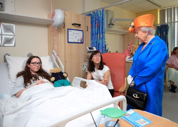 La reina Isabel II visita el hospital infantil de Mánchester La reina Isabel II visita el hospital infantil de Mánchester - Sputnik Mundo