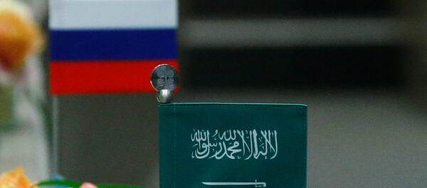 Las banderas de Rusia y Arabia Saudí - Sputnik Mundo