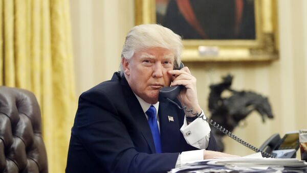 Donald Trump, presidente de EEUU, durante una conversación telefónica en el despacho oval (archivo) - Sputnik Mundo