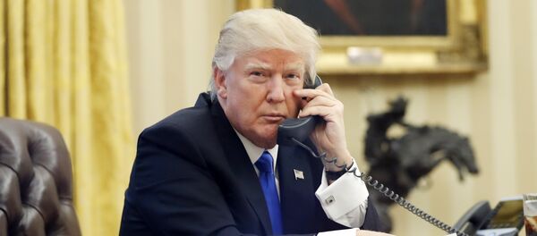 Donald Trump, presidente de EEUU, durante una conversación telefónica en el despacho oval (archivo) - Sputnik Mundo