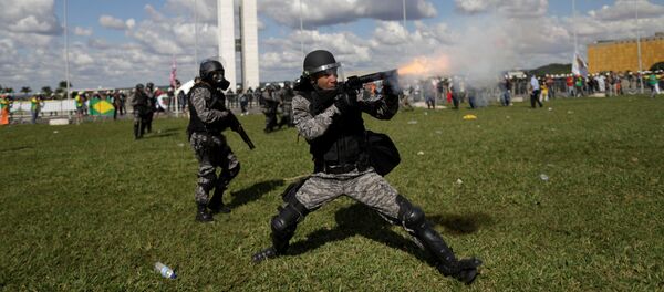 Policía de Brasil durante las protestas - Sputnik Mundo