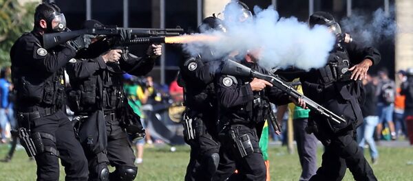 Policía de Brasilia durante las protestas - Sputnik Mundo