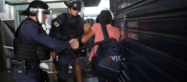 Policía de Brasil durante las protestas - Sputnik Mundo