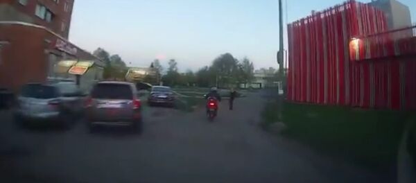 Una mujer atrapa a un ladrón a golpe de bolso - Sputnik Mundo