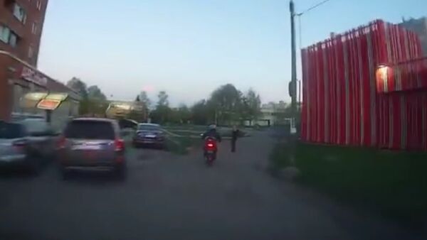 Una mujer atrapa a un ladrón a golpe de bolso - Sputnik Mundo