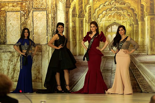 'Scherezades' iraquíes: la ganadora del concurso Miss Irak 2017 y sus rivales 'Scherezades' iraquíes: la ganadora del concurso Miss Irak 2017 y sus rivales - Sputnik Mundo