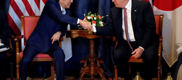 Donald Trump, presidente de EEUU, y su homólogo japonés, Shinzo Abe Donald Trump, presidente de EEUU, y su homólogo japonés, Shinzo Abe - Sputnik Mundo