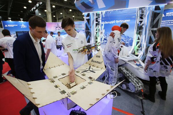 Un automóvil-helicóptero y otras novedades de la HeliRussia 2017 - Sputnik Mundo