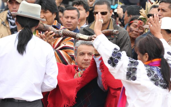 El presidente de Ecuador, Lenín Moreno, asistió a una ceremonia con organizaciones indígenas, las que le entregaron el bastón de mando espiritual. - Sputnik Mundo