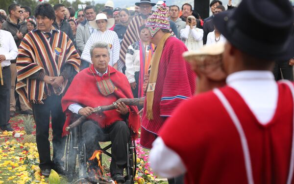 El presidente de Ecuador, Lenín Moreno, asistió a una ceremonia con organizaciones indígenas, las que le entregaron el bastón de mando espiritual. - Sputnik Mundo