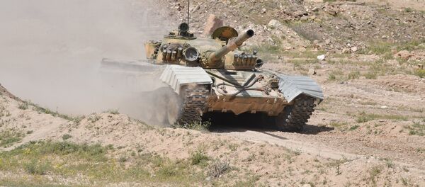 Un tanque T-72 del Ejército de Siria en la provincia de Deir Ezzor - Sputnik Mundo