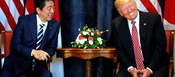 Donald Trump, presidente de EEUU, y su homólogo japonés, Shinzo Abe - Sputnik Mundo