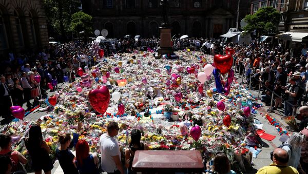 Homenaje a las víctimas del atentado en Mánchester - Sputnik Mundo