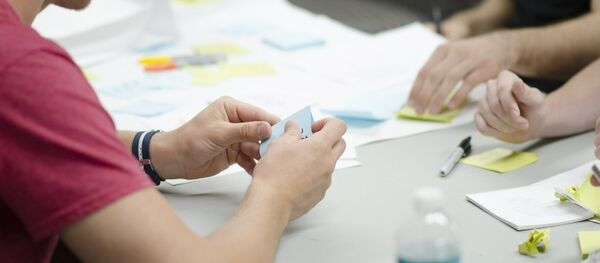 Unos jóvenes trabajando en equipo - Sputnik Mundo