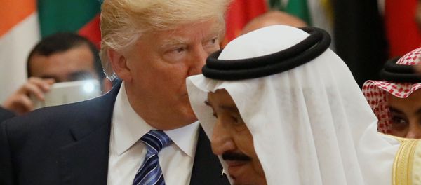 Donald Trump, presidente de EEUU, y Abdelaziz al Saud, rey de Arabia Saudí Donald Trump, presidente de EEUU, y Abdelaziz al Saud, rey de Arabia Saudí - Sputnik Mundo