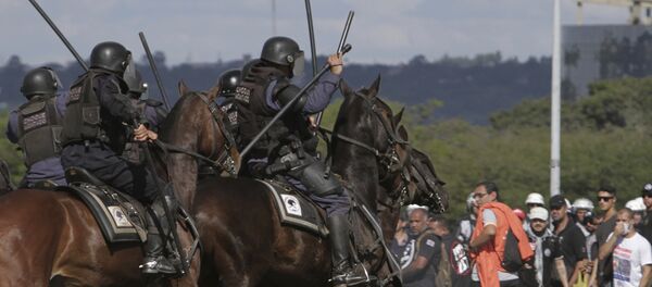 Policía de Brasil durante las protestas - Sputnik Mundo