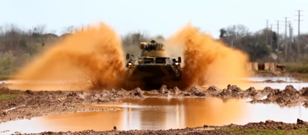 Manejo extremo de la maquinaria bélica en la base militar rusa en Abjasia - Sputnik Mundo