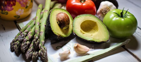Un aguacate y otras verduras (imagen referencial) - Sputnik Mundo