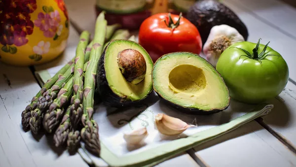 Un aguacate y otras verduras (imagen referencial) - Sputnik Mundo