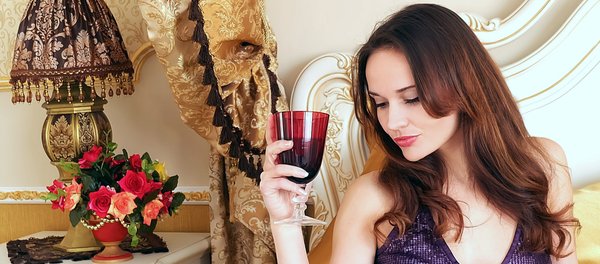 Una mujer con una copa de vino Una mujer con una copa de vino - Sputnik Mundo