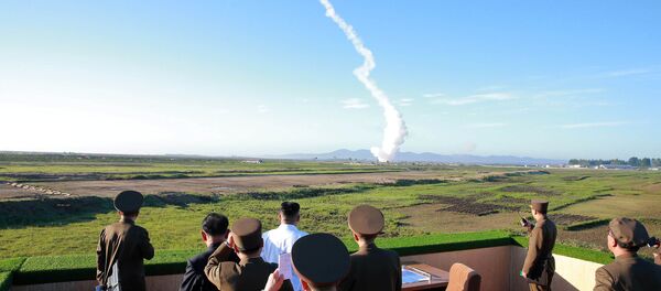Kim Jong-un, líder norcoreano, asiste a las pruebas de un nuevo misil (archivo) - Sputnik Mundo