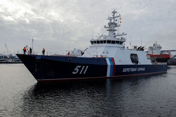El buque guardacostas Poliarnaya Zvezda ('Estrella Polar', en ruso), del proyecto 22100, en la bahía de Múrmansk. El buque guardacostas Poliarnaya Zvezda ('Estrella Polar', en ruso), del proyecto 22100, en la bahía de Múrmansk. - Sputnik Mundo